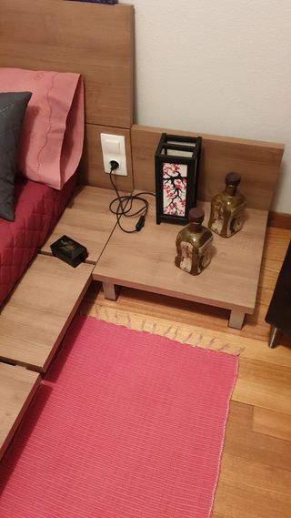 Cama japonesa con decoración incluida.