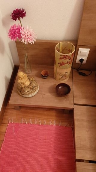 Cama japonesa con decoración incluida.