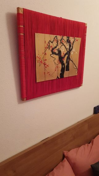 Cama japonesa con decoración incluida.