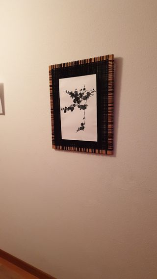 Cama japonesa con decoración incluida.