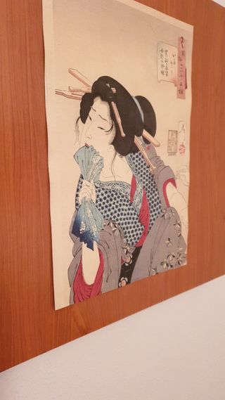 Cama japonesa con decoración incluida.