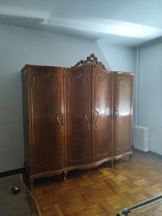Armario antiguo de madera