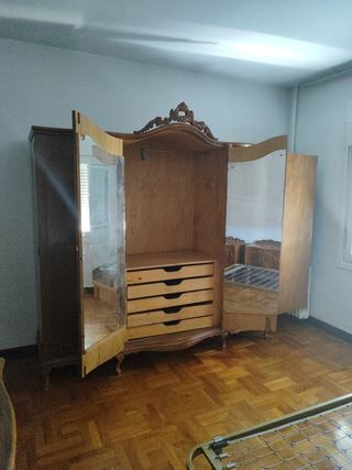 Armario antiguo de madera