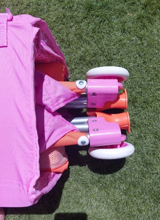 Cuna viaje OshKosh rosa-naranja.
