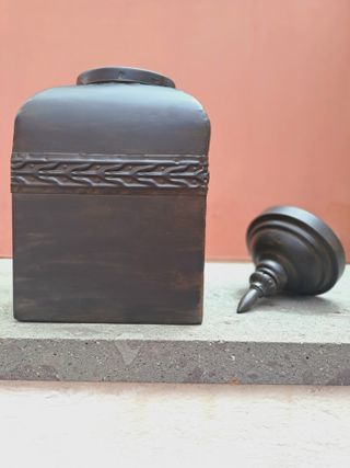 Bote metálico marrón oscuro