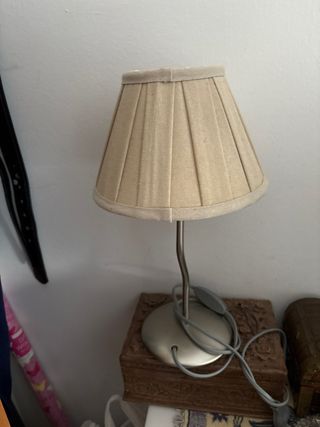 Lampara de mesa beige con pie de forja