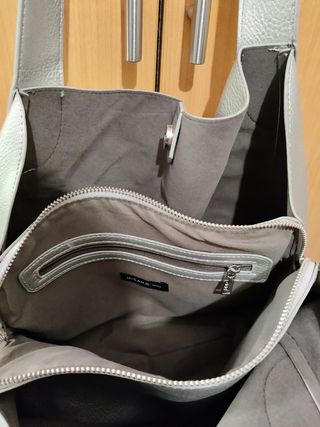 Bolso de hombro plateado