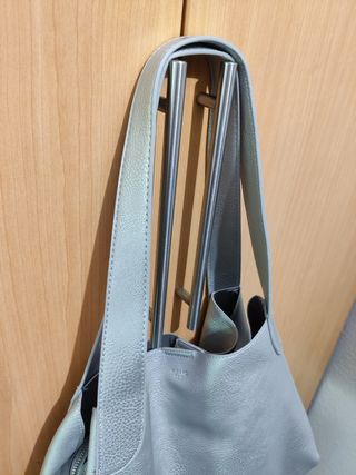 Bolso de hombro plateado