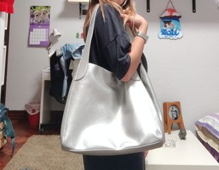 Bolso de hombro plateado