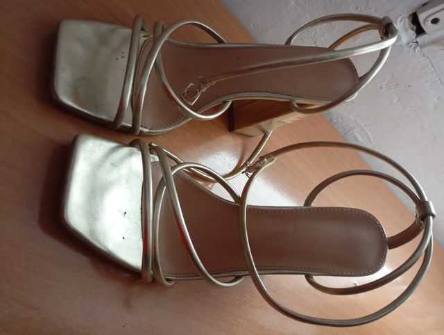 Sandalias tacón dorado