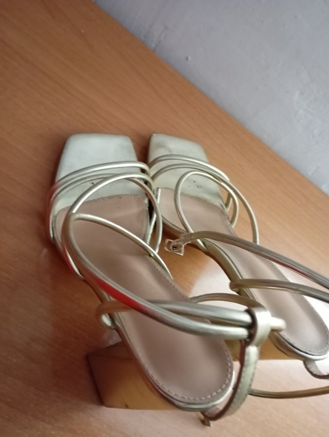 Sandalias tacón dorado