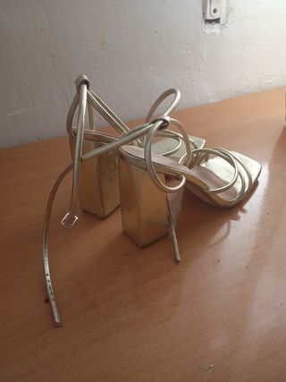 Sandalias tacón dorado
