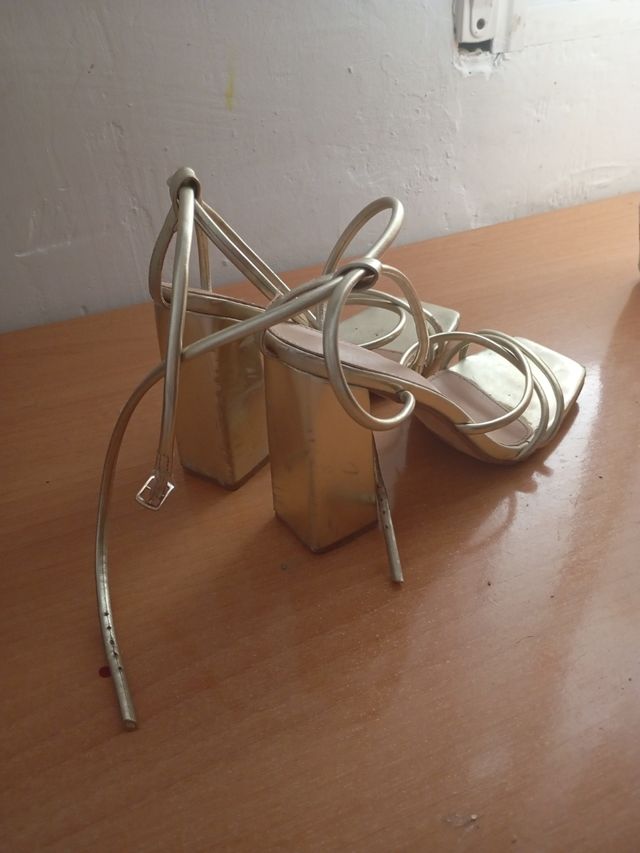 Sandalias tacón dorado