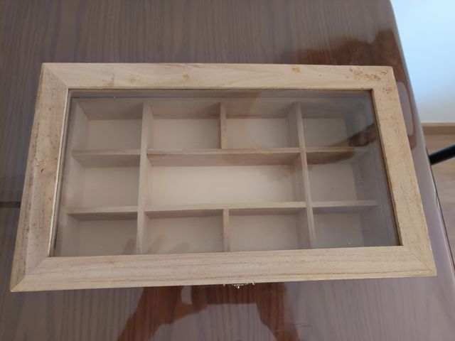 Caja de madera con tapa de cristal