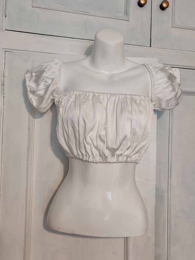 Top corto blanco fluido hombros descubiertos REBAJ
