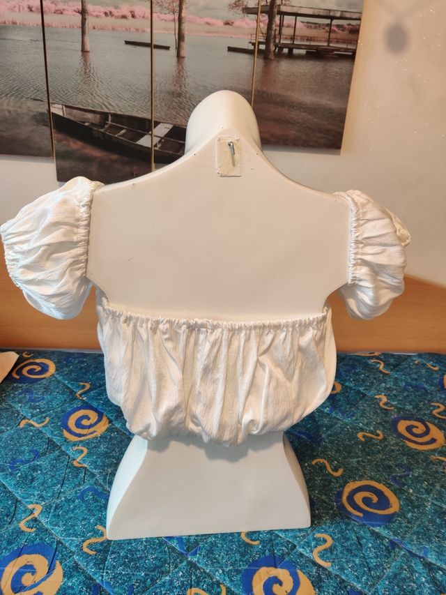 Top corto blanco fluido hombros descubiertos REBAJ