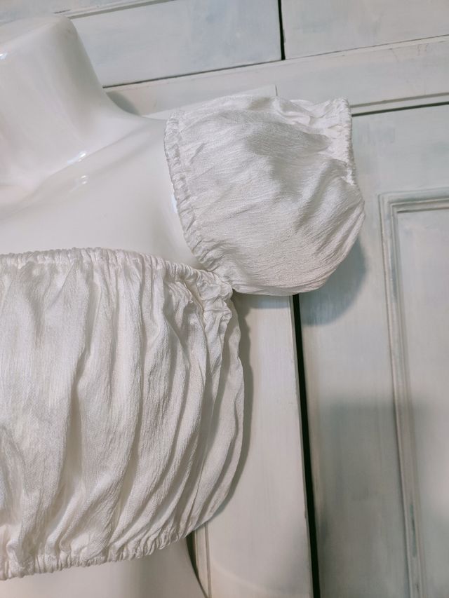 Top corto blanco fluido hombros descubiertos REBAJ