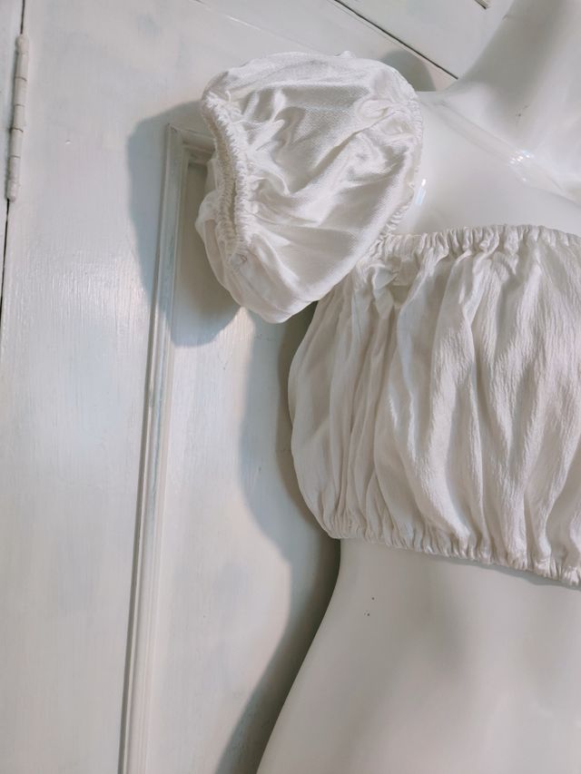 Top corto blanco fluido hombros descubiertos REBAJ