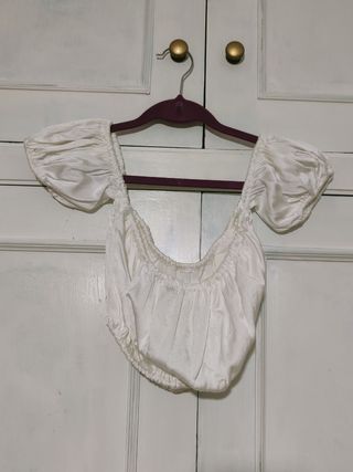Top corto blanco fluido hombros descubiertos REBAJ