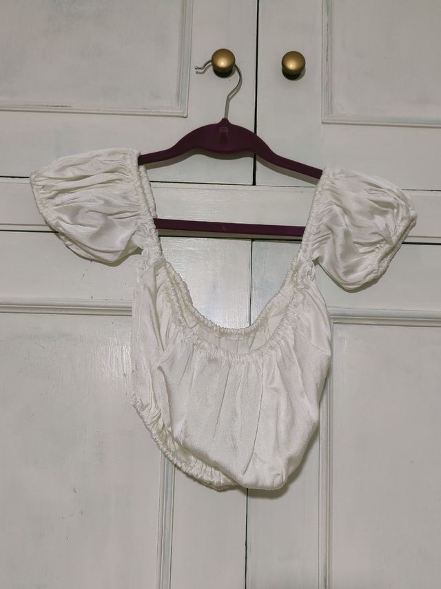 Top corto blanco fluido hombros descubiertos REBAJ