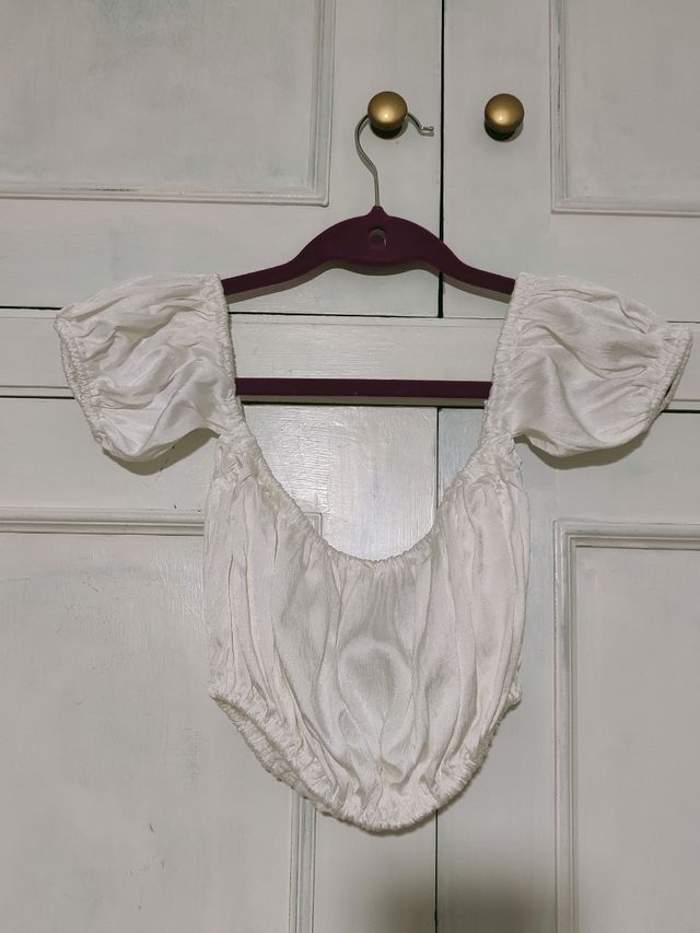 Top corto blanco fluido hombros descubiertos REBAJ
