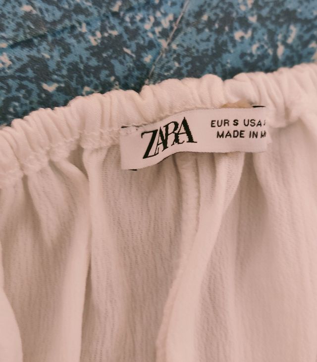 Top corto blanco fluido hombros descubiertos REBAJ