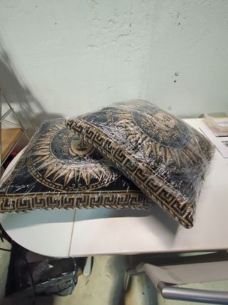 Dos Cojínes Versace - Negros y Dorados