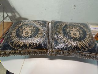 Dos Cojínes Versace - Negros y Dorados