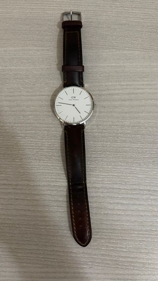 Reloj Daniel Wellington Plata. Correa de cuero.