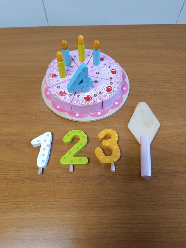 TARTA DE CUMPLEAÑOS DE MADERA CON VELAS Y NÚMEROS.