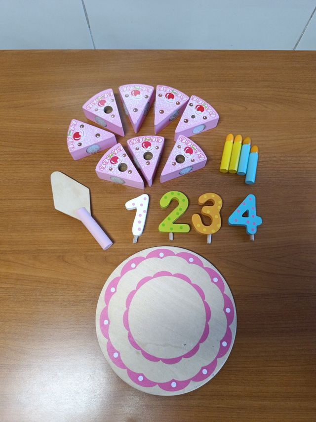 TARTA DE CUMPLEAÑOS DE MADERA CON VELAS Y NÚMEROS.