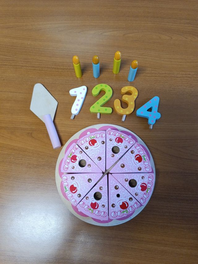 TARTA DE CUMPLEAÑOS DE MADERA CON VELAS Y NÚMEROS.