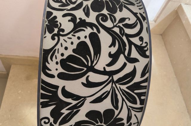 Lampara moderna - gris y negra con flores.