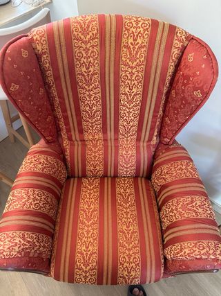 Sillón orejero rojo y dorado