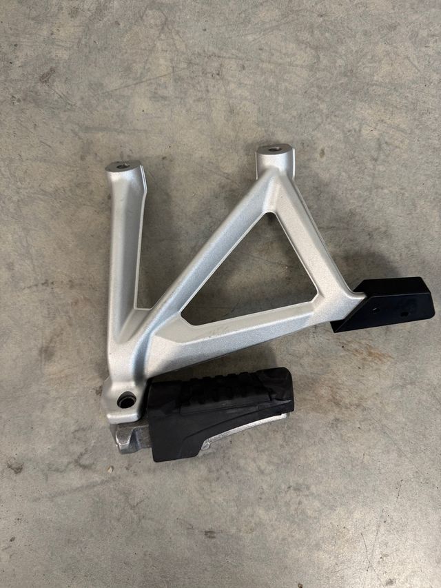 ESTRIBO TRASERO IZ. BMW 1250 GS