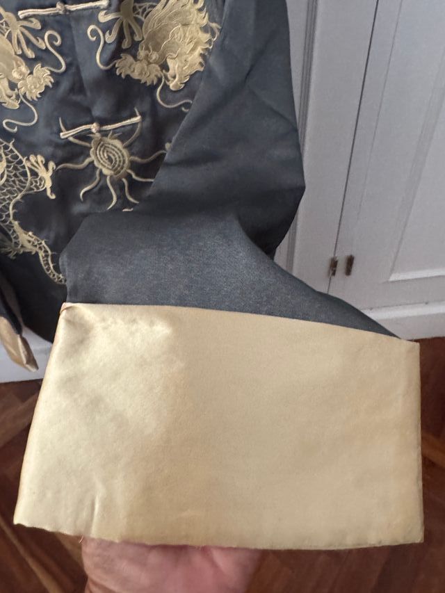 Chaqueta china gris bordada en dorado.