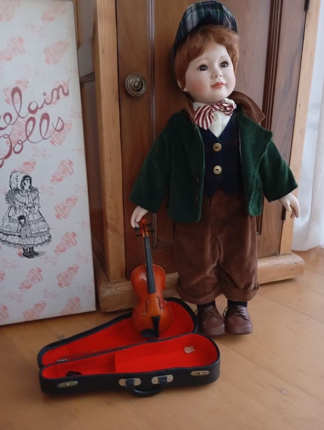 Muñeco porcelana violinista. Marca Zasan