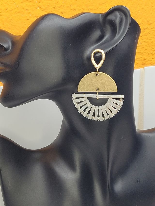 Orecchini in oro con dettagli bianchi