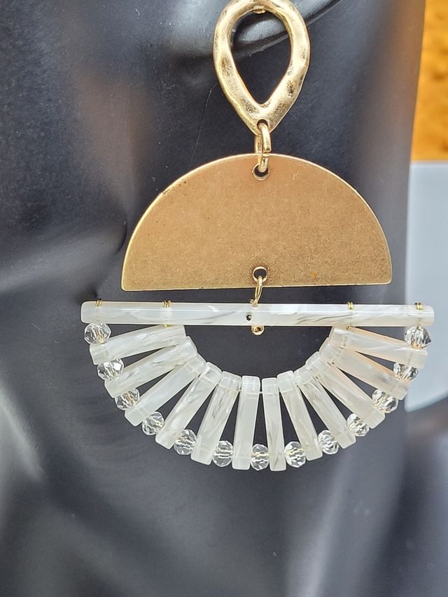 Orecchini in oro con dettagli bianchi