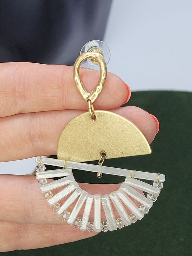 Orecchini in oro con dettagli bianchi