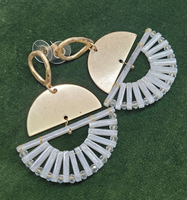 Orecchini in oro con dettagli bianchi