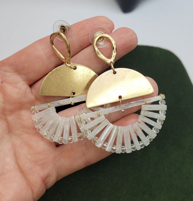 Orecchini in oro con dettagli bianchi