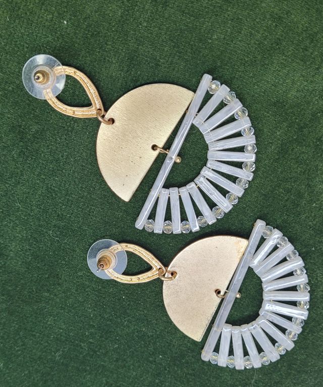 Orecchini in oro con dettagli bianchi