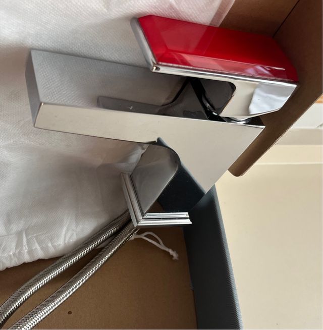 Grifo lavabo cromados y rojo