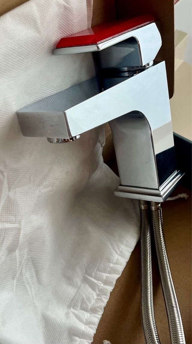 Grifo lavabo cromados y rojo