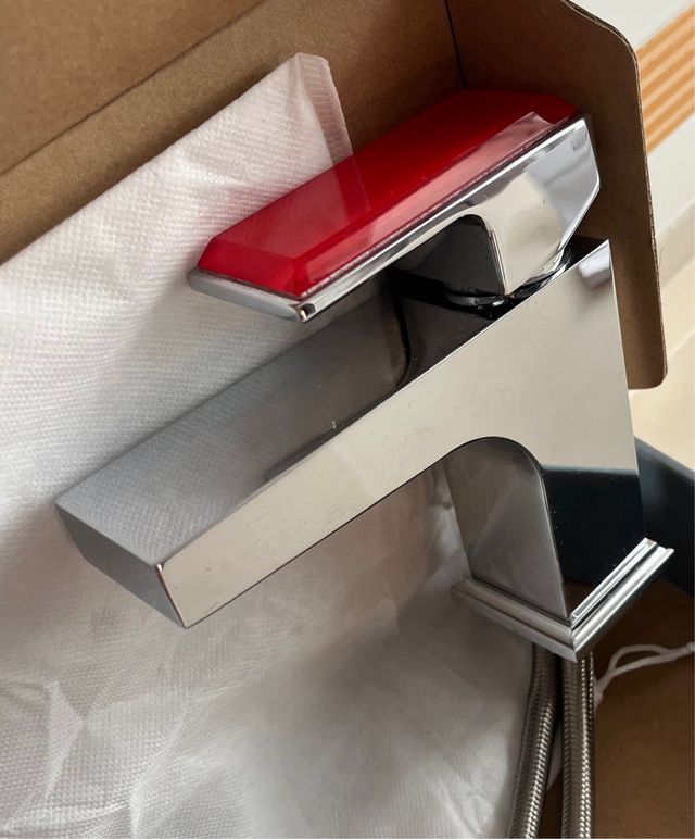 Grifo lavabo cromados y rojo