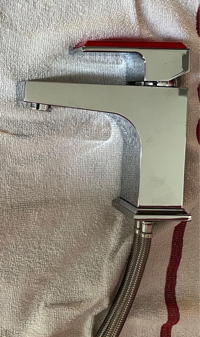 Grifo lavabo cromados y rojo