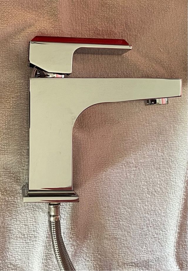 Grifo lavabo cromados y rojo