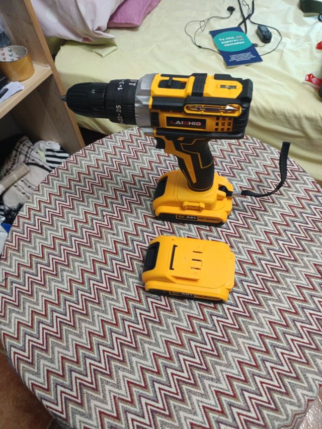 Atornillador 18w + 2 baterías y accesorios