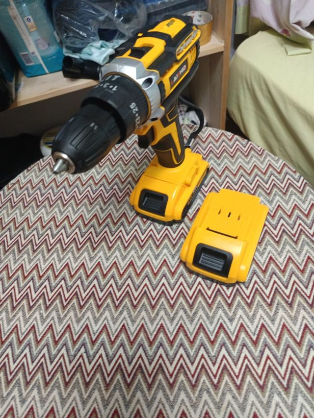 Atornillador 18w + 2 baterías y accesorios